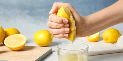 Vymačkávání šťávy z citronu