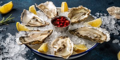 Ústřice na talíři s citronem