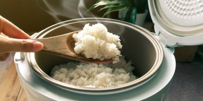 Žena vyndává rýži z rýžovaru