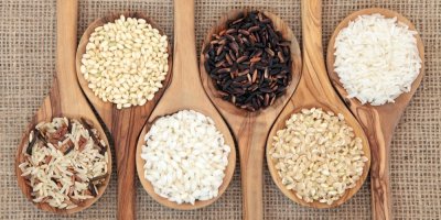 Různé druhy rýže na dřevěných lžících