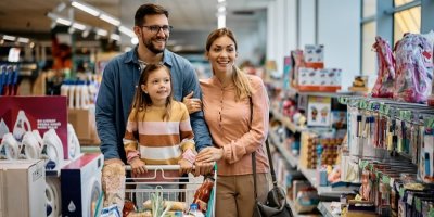 Mladý pár s malou holčičkou nakupují v obchodě