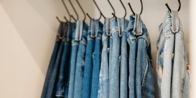 Pověšené džíny