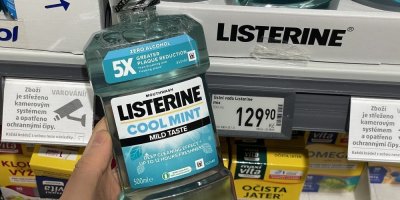 Ústní voda Listerine v rukou