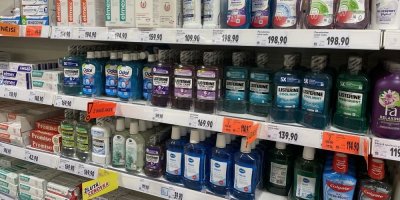 Ústní vody v regálu v obchodě