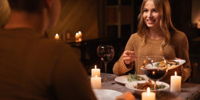 Mladý pár na romantické večeři v restauraci