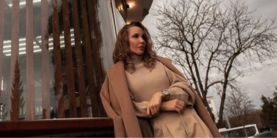 Žena v béžovo-hnědém outfitu