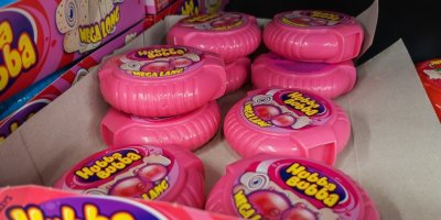Růžové obaly od žvýkaček Hubba Bubba