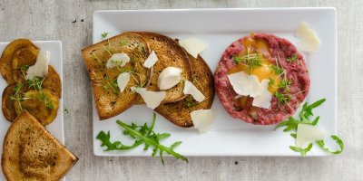 Tatarák na talíři s topinkami