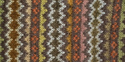 Detail barevného pleteného svetru se vzorem Fair Isle
