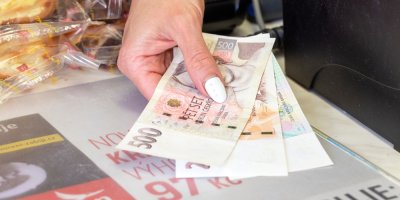 Žena platí českými bankovkami