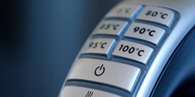 Tlačítka pro nastavení teploty vody na rychlovarné konvici