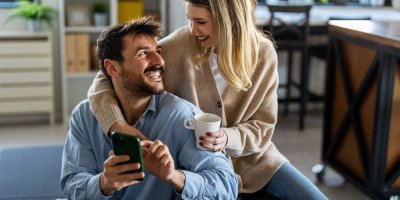 Šťastný pár v obývacím pokoji