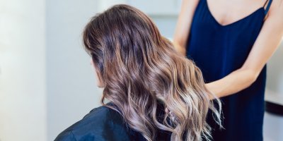 Kadeřnice drží vlasy ženy