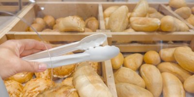 Žena nakupuje čerstvé pečivo