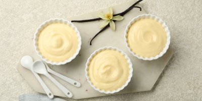 Vanilkový pudink ve třech bílých miskách