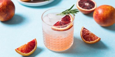 Míchaný nápoj z červeného pomeranče 