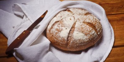 Chleba v utěrce, nůž