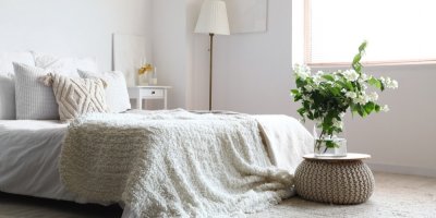 Větvičky rozkvetlého jasmínu v ložnici