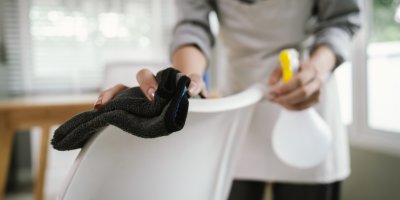 Žena utírá židli