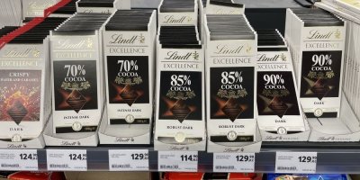 Tabulkové čokolády Lindt v regálu supermarketu