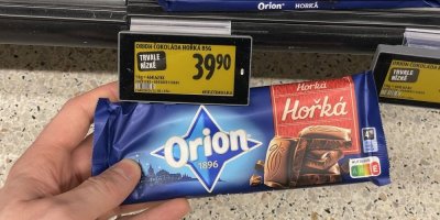 Hořká tabulková čokoláda v supermarketu