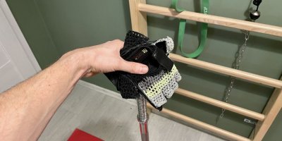 Ruce drží pomůcky na cvičení