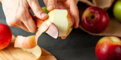 Ruce loupou slupku z jablek