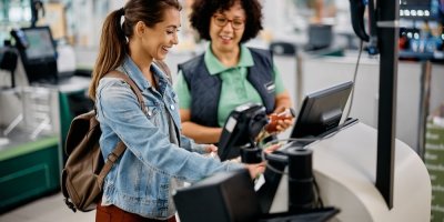 Zákaznice a zaměstnankyně obchodního řetězce u samoobslužné pokladny