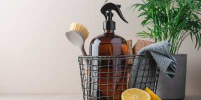 Prostředky na úklid v košíku