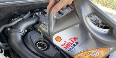 Nalévání oleje do motoru