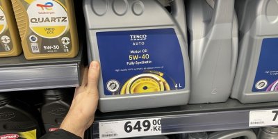 Motorové oleje v regálu supermarketu