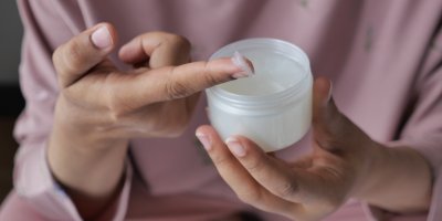 Žena si nabírá vazelínu