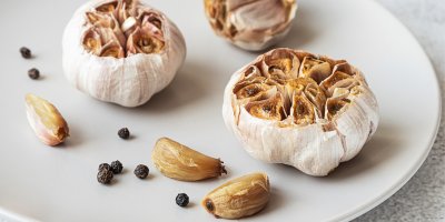 Pečený česnek na talíři