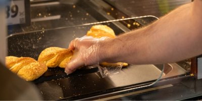 Muž nakupuje pečivo