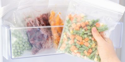 Ženská ruka a mražená zelenina