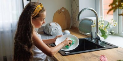 Malá dívka umývá nádobí