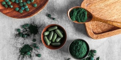 Zelené doplňky stravy chlorella nebo spirulina