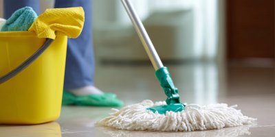 Vytírání podlahy mopem