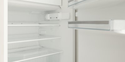 Otevřená prázdná lednice