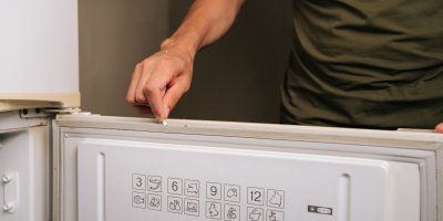 Člověk čistí těsnění lednice