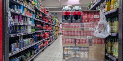 Zabalené nápoje v obchodě