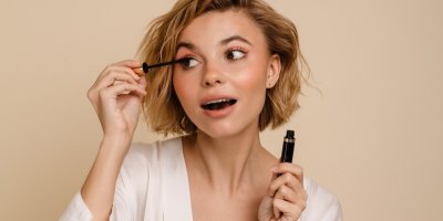 Žena používá řasenku