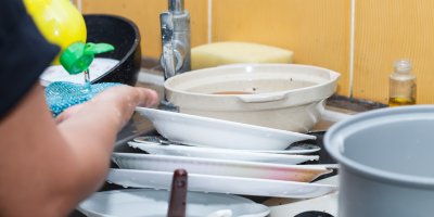 Umývání nádobí ve dřezu