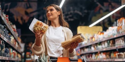 Žena v supermarketu