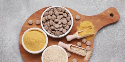 Tablety a kvasnice v miskách