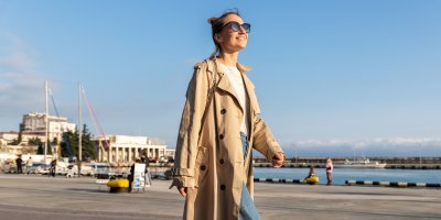 Žena v dámském trenčkotu