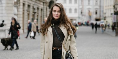 Mladá žena v trenčkotu