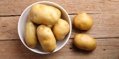 Mísa plná brambor připravených k oškrabání