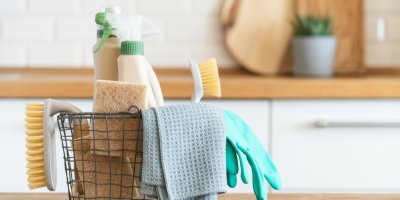 Úklidové prostředky v košíku