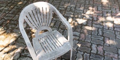 Bílé špinavá plastová židle